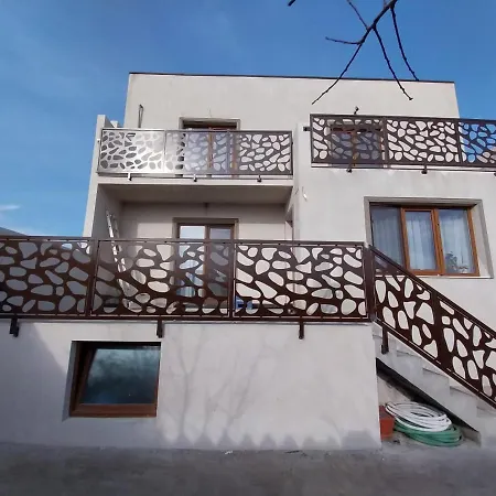 Casa Saturn Gazde/Camere de închiriat *