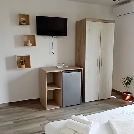 Gazde/Camere de închiriat Casa Saturn *